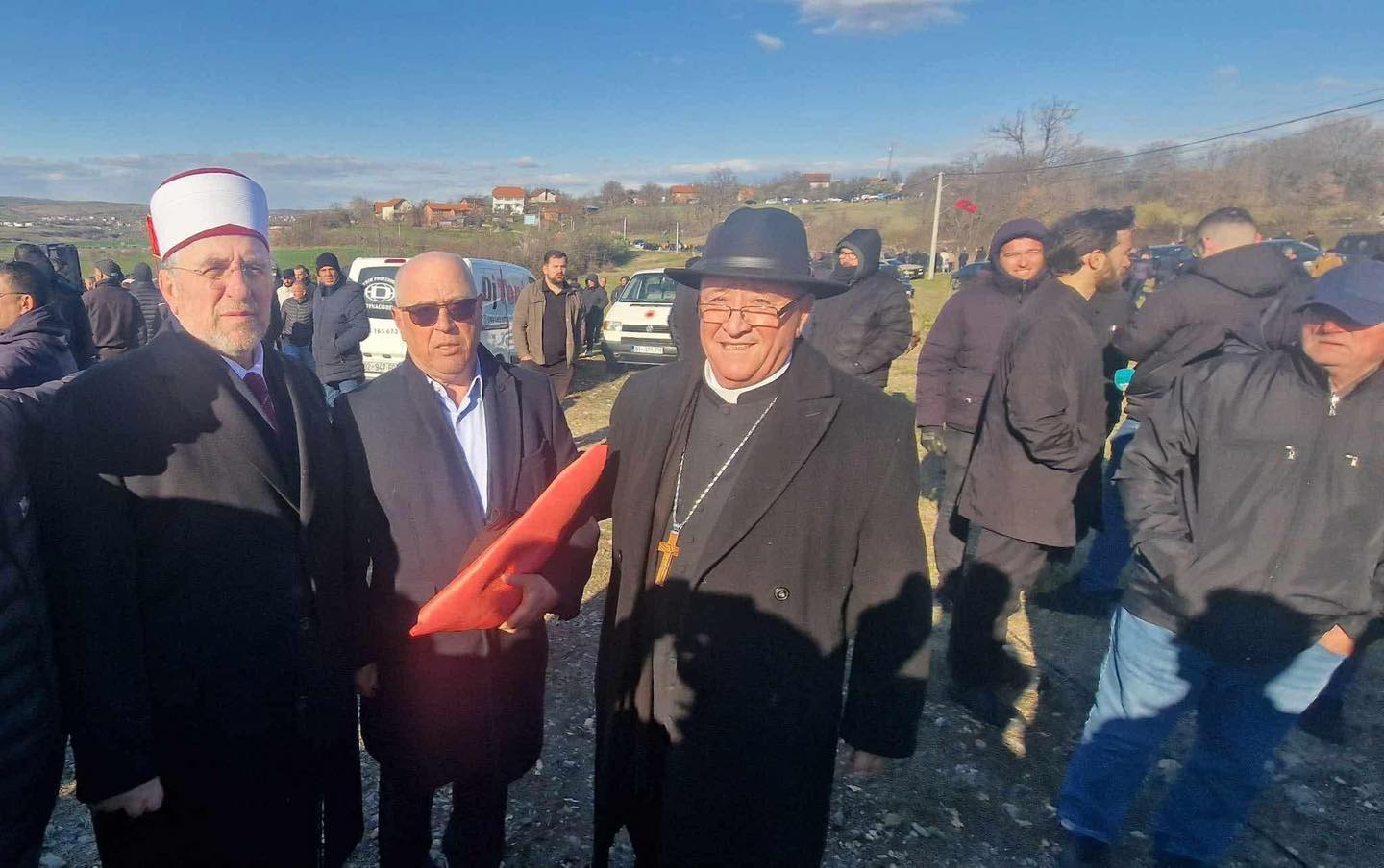Në varrimin e Haxhi Thaçit mori pjesë edhe Ipeshkvi Dodë Gjergji