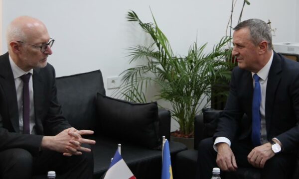 Ambasadori francez i shkon në zyrë kryeprokurorit Isufaj