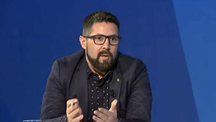 Munguan në varrimin e Haxhi Thaçit, Krasniqi: Do të duhej të ishin prezent, “Familja Jashari është e popullit, Kryeministri është i popullit!”