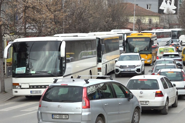 Operatorët e linjës Podujevë-Prishtinë protestojnë në kryeqytet, akuzojnë komunën për “hakmarrje”