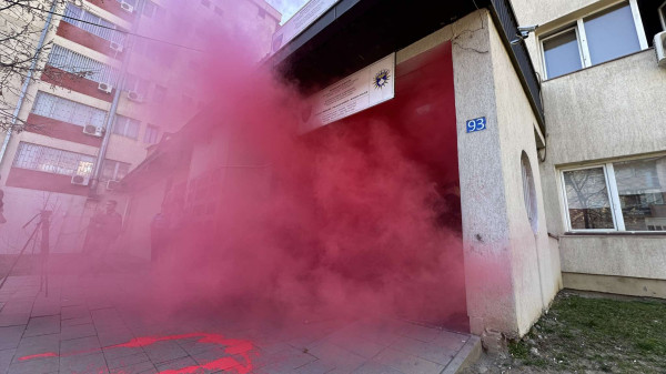 ​Marshi i grave, hedhin ngjyrë të kuqe e tymuese para objektit të policisë dhe gjykatës
