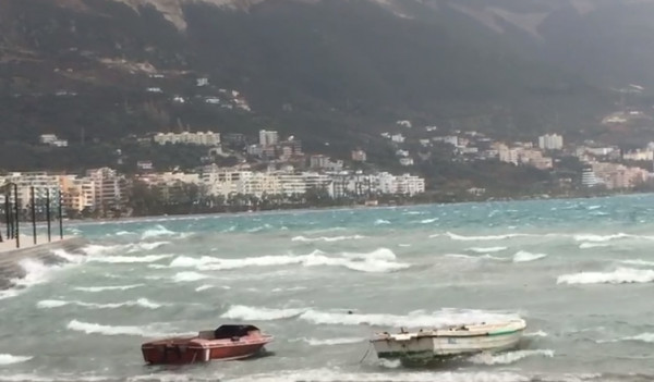 ​Moti i keq në Shqipëri, pezullohen lundrimet deri të hënën në mbrëmje