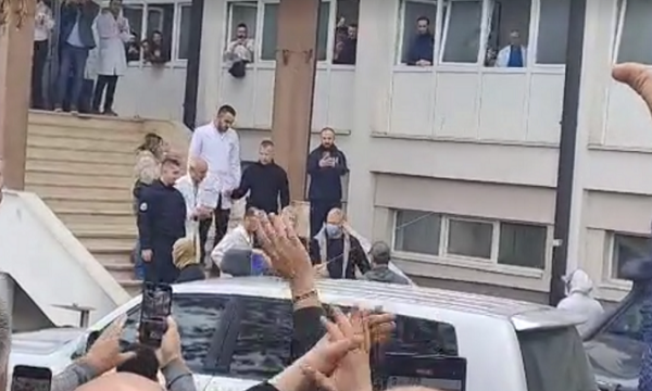 Një grumbull qytetarësh u mblodhën për ta përcjellë Thaçin pas vizitës në QKUK