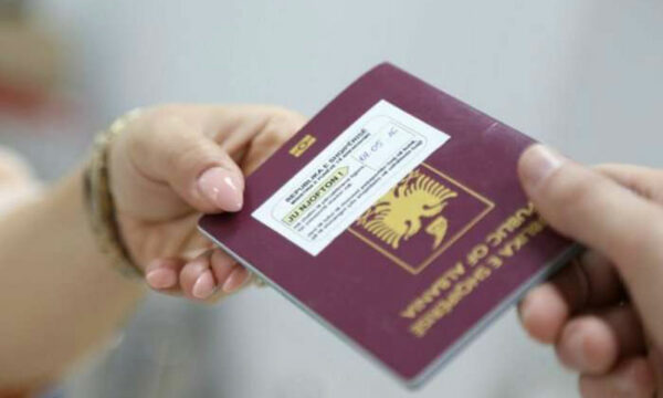 Rritet numri i shqiptarëve që heqin dorë nga nënshtetësia në këmbim të një pasaporte evropiane