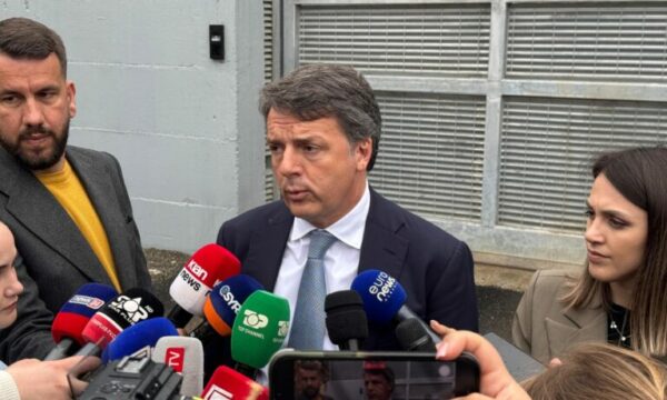 Ish-kryeministri Matteo Renzi viziton kampin e emigrantëve në Shqipëri: Të kthehet në burg për shqiptarët e dënuar në Itali