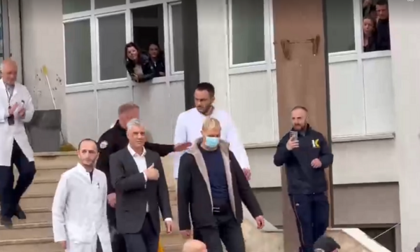 “UÇK, UÇK” – Pas tre orësh takim me babain në spital, Hashim Thaçi largohet me brohoritje të qytetarëve nga QKUK-ja