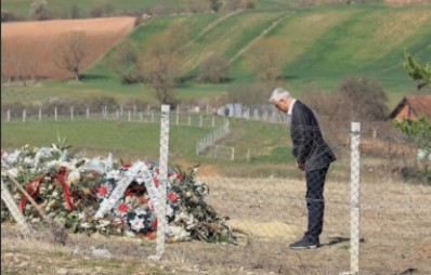 Përulja e Thaçit te varri i babit, djali i ish-presidentit poston fotografi
