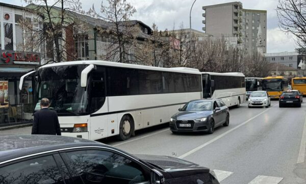 Transportuesit e Llapit zbarkojnë para komunës së Prishtinës, ua ndaluan hyrjen në qytet pa asnjë njoftim zyrtar