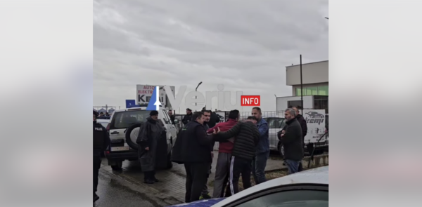 E dhimbshme: Momenti kur në vendngjarje arrin burri i gruas së vrarë, nuk mundet ta përballoj humbjen e saj