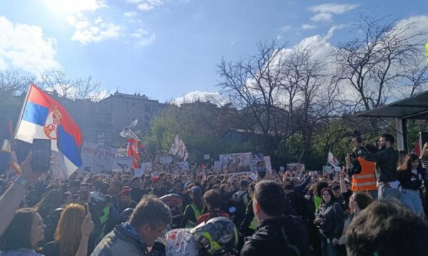 Studentët serbë protestojnë para redaksisë së tabloidit e televizionit “Informer”