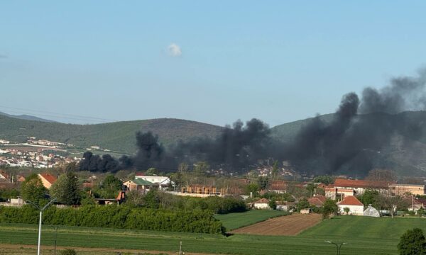 Një tym i madh dhe i zi mes Çagllavicës e Graçanicës po e ndotë ambientin