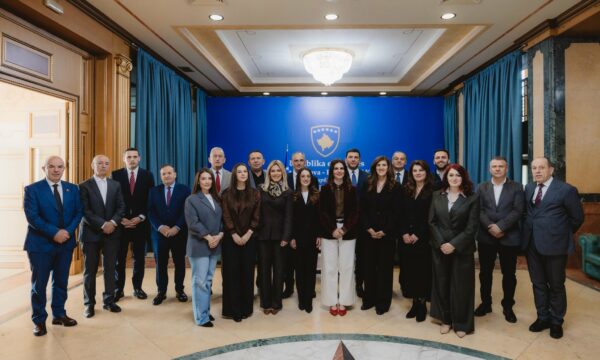 “Po blejnë kohë dhe po mashtrojnë opinionin” – PDK kritikon Vetëvendosjen për bllokadën në Kuvend