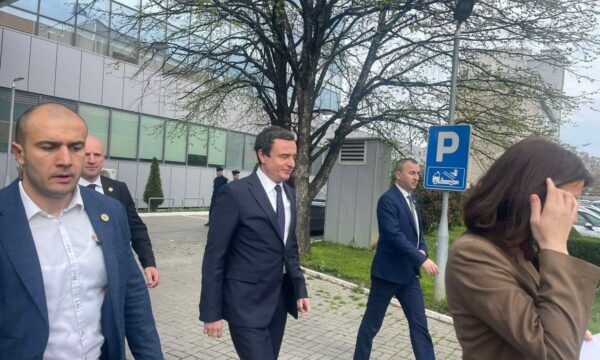 Kurti arrin në Kuvend, s’përgjigjet ende nëse i ka votat