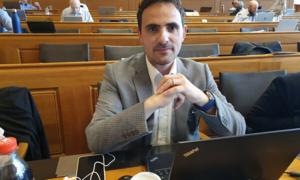 Politikani shqiptar që jeton në Zvicër: Sa më shpejt që Vetëvendosja largohet nga pushteti aq më mirë për Kosovën
