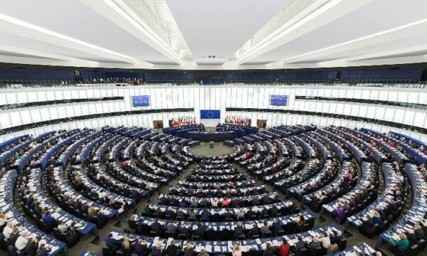 Parlamenti Europian: Shqipëria drejt përmbylljes së negociatave deri në 2027, përshëndesim reformat,