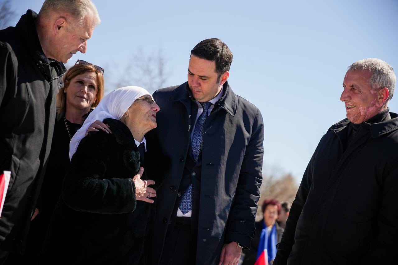 Abdixhiku kaloi mëngjesin me familjarët e martirëve të Kosharës: Të arrish përjetësinë në altarin e lirisë është bekim