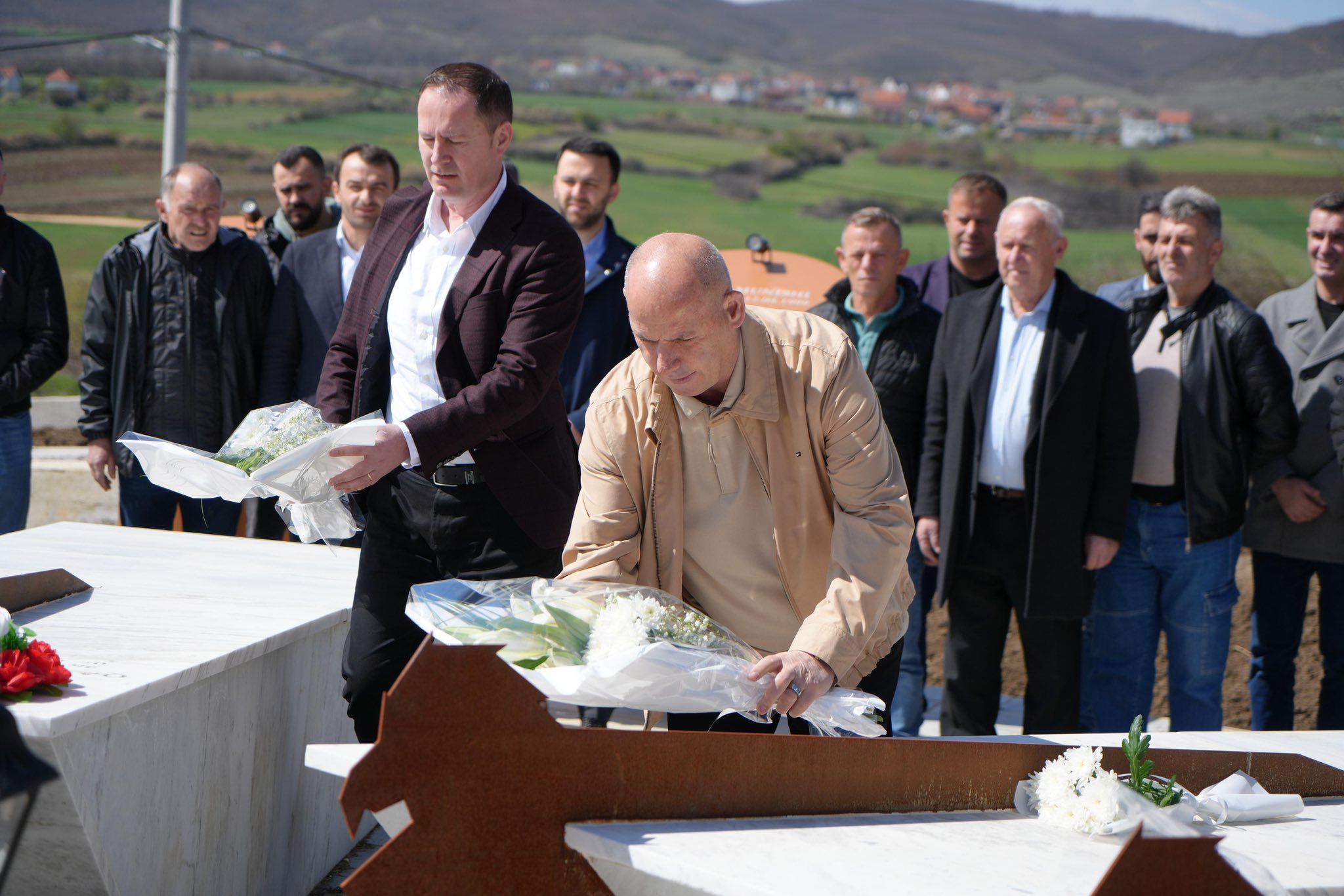 Drenas, përkujtohen dëshmorët dhe martirët te “Lisat binak” dhe pranë Kompleksit memorial “Pëllumbat e lirisë”