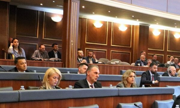 Nisma e Fatmir Limajt sërish abstenon për Albulena Haxhiun kryeparlamentare