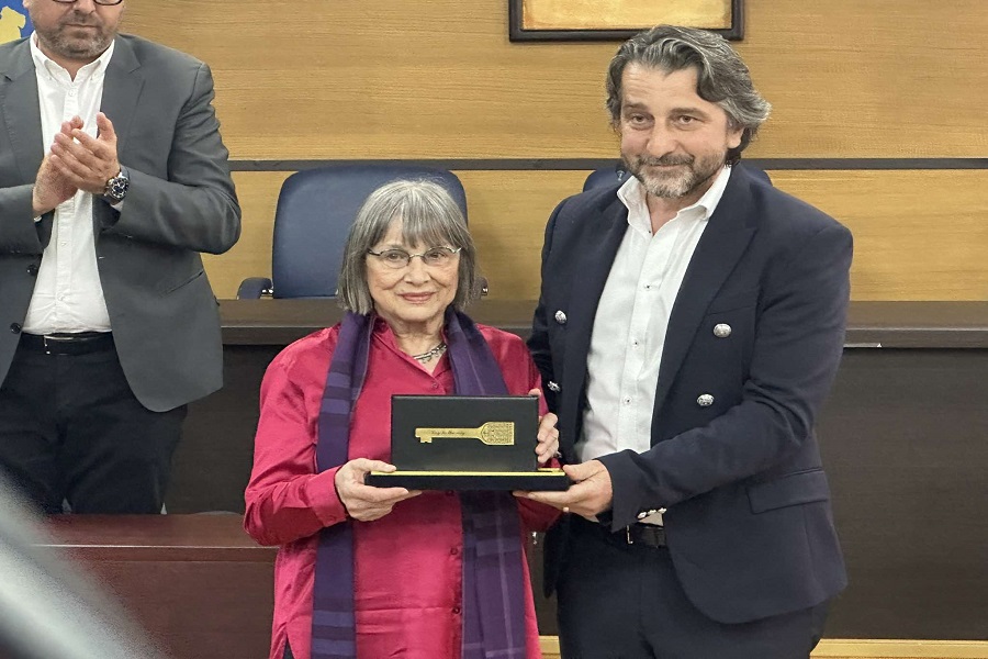 Natasha Kandiq nderohet me Çelësin e Qytetit të Prishtinës