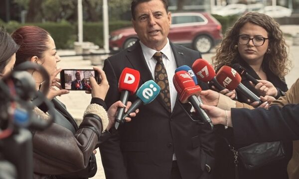 Duartrokitja “solo” në seancë, Agim Bahtiri pasi sheh lajmet: Paska bërë “Boom”