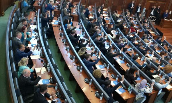 Haradinaj lëshoi sallën, si votuan deputetët për Haxhiun si kryeparlamentare?