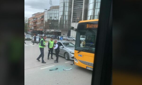 Aksident në qendër të Prishtinës, makina përplaset në një autobus