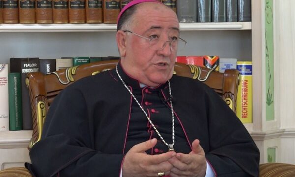 Imzot Dodë Gjergji: Kjo Pashkë na gjen në një botë të përgjakur, Europë të përçarë dhe një Kosovë që rënkon