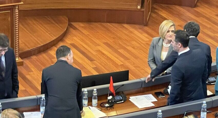 Albulena Haxhiu vë flamurin shqiptar aty ku ulet Albin Kurti
