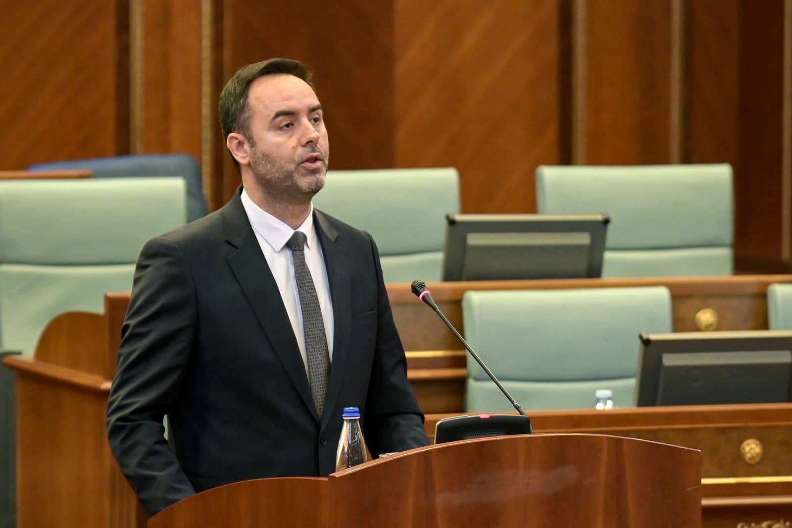 Konjufca propozon sërish Albulena Haxhiun për kryeparlamentare: Sot e kemi një deputet më pak