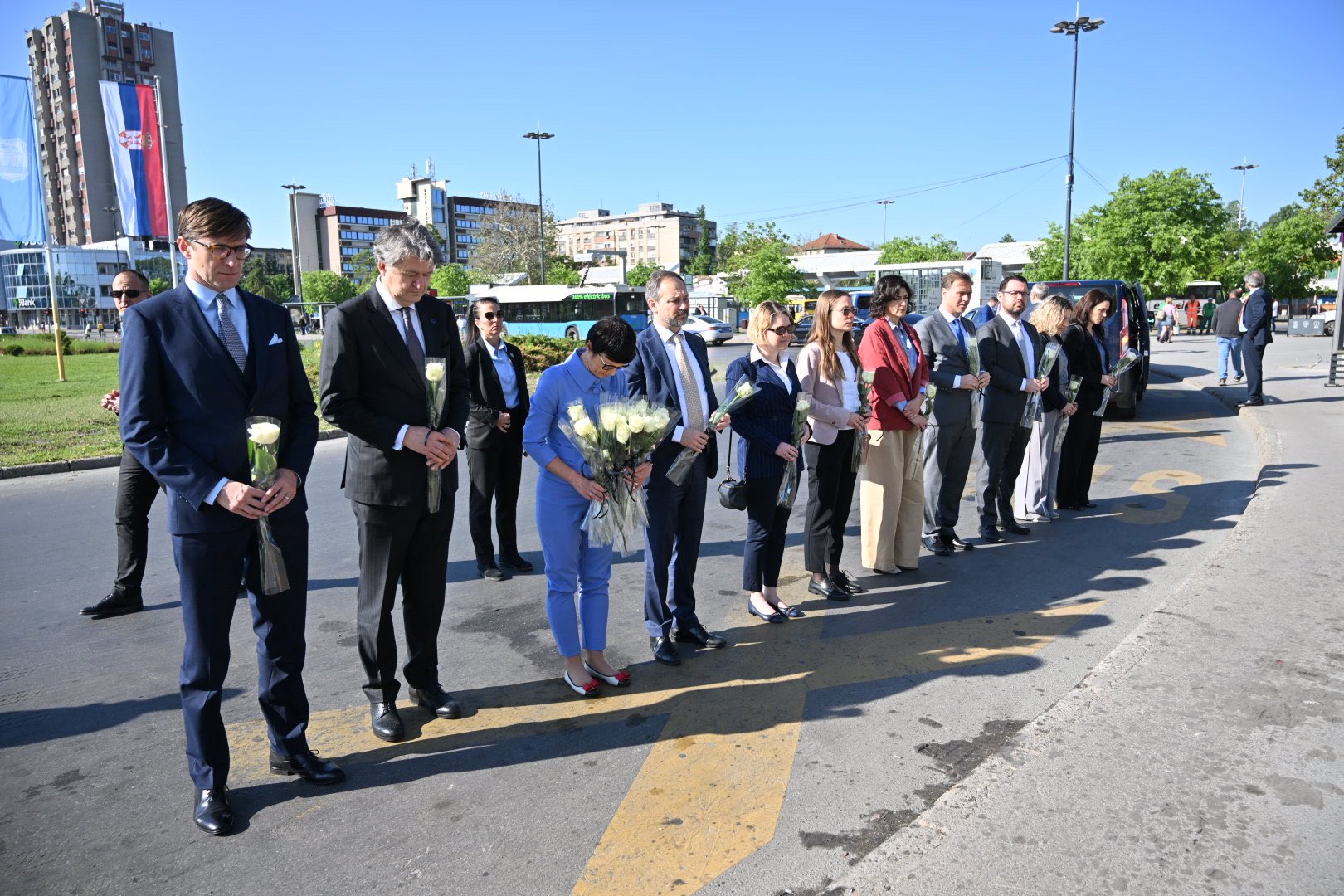 Marta Kos nderon 16 viktimat e Novi Sadit, publikon fotografi nga homazhi