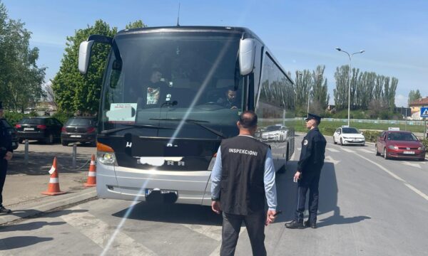 Plani “Autobusi”, nga 14 prilli Policia në Prishtinë shqiptoi 56 gjoba për mosrespektim të rregullave