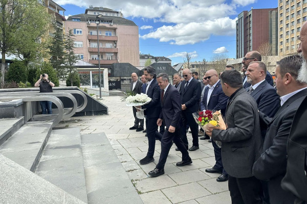 ​Homazhe pranë shtatores së heroit Zahir Pajaziti