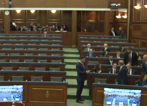 Deputetët e PDK-së futen të parët në sallën e Kuvendit