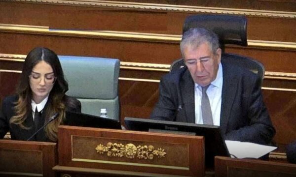 Deputetja e PDK, bashkëkryesuesja e seancës e godet Avni Deharin: Pashë shumë parregullsi nga fillimi deri te mbyllja e vrazhdë