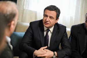 Kurti vizitoi për ngushëllime familjen e Fatlum Haradinit, që vdiq nga shembja e dheut në Veternik