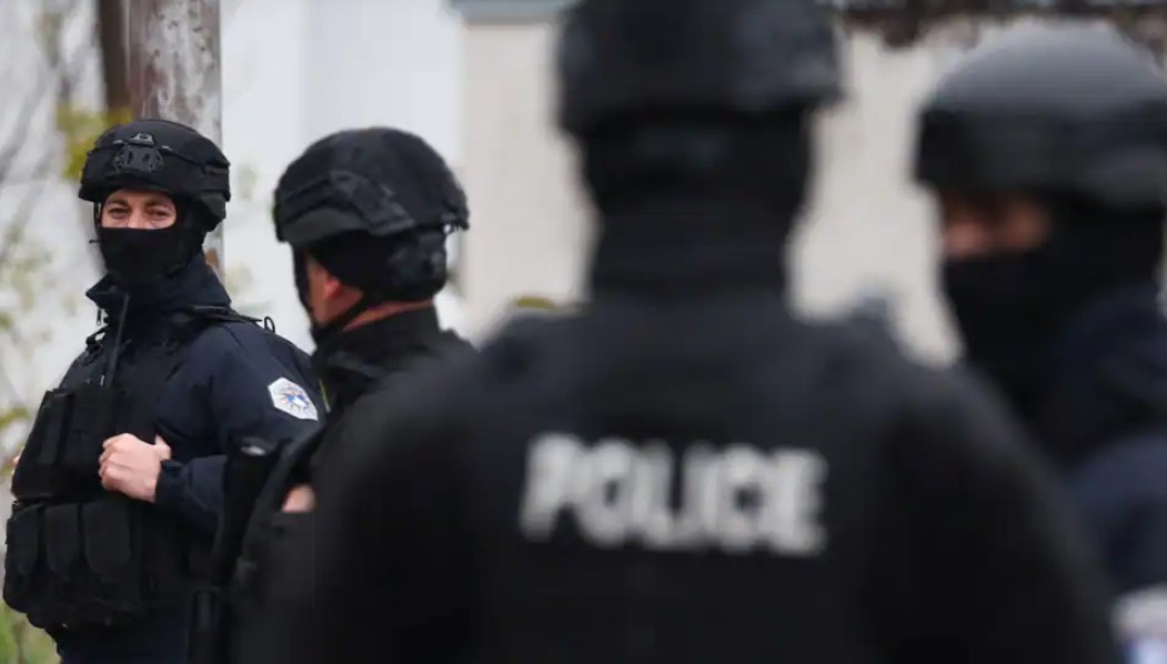 Sulmoi fizikisht zyrtarët policorë, arrestohet një person në Prizren