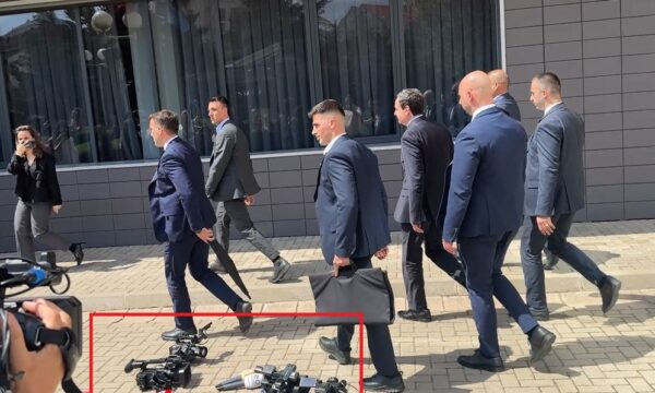 Bojkotimi i gazetarëve ndaj Kurtit, reagon AGK: Ftojmë kryetarin e VV-së të jetë transparent me mediat