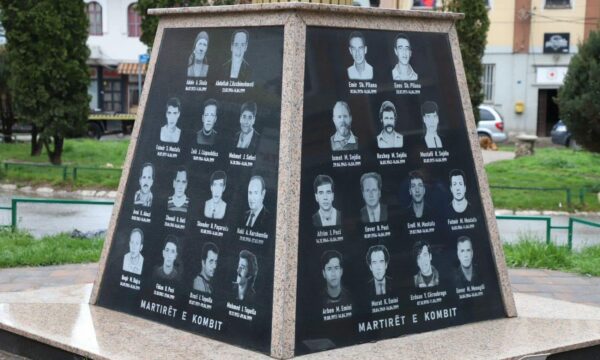 Haradinaj përkujton masakrën në lagjen Bair të Mitrovicës: Shteti serb duhet të japë llogari