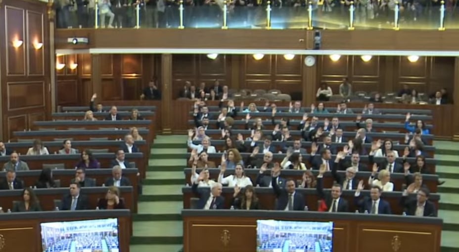 Duda Balje s’qëndroi fare në sallën e Kuvendit kur u hodh në votim kandidatura e Albulena Haxhiut
