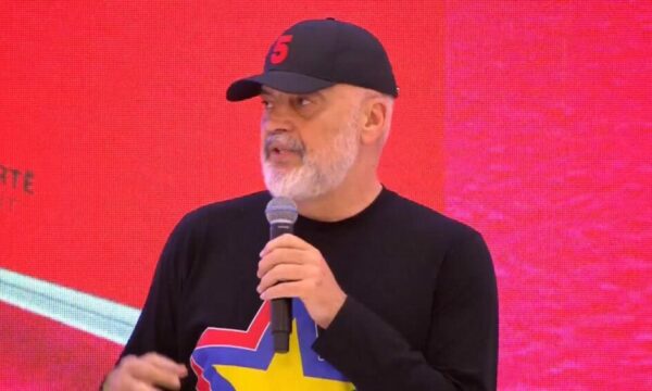 Rama: Vitin e ardhshëm plazhi i Ksamilit do të menaxhohet nga bashkia, privatët nuk kanë për ta marrë më