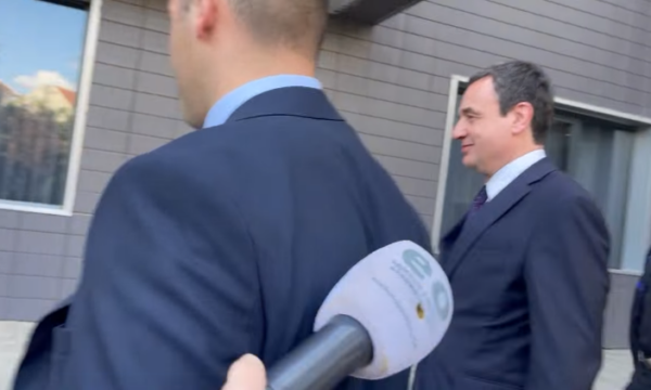 Numrat iu panë, gazetarët e pyesin Kurtin si “do t’i bëni votat të hënën” dhe për kthimin në Qeveri pas betimit si deputet