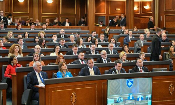 Kurtit i dështon edhe përpjekja e dytë për ta bërë Kryeparlamentare Haxhiun, s’kryen punë as lutja e Konjufcës