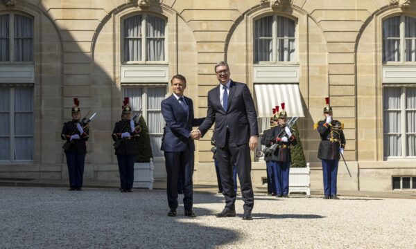 Macron ia kërkon Vuçiqit normalizimin e raporteve me Kosovën: Jemi thellësisht të përkushtuar ndaj procesit
