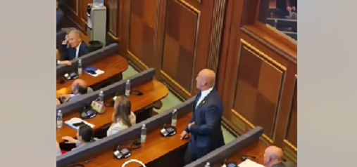 Deputetë të VV’së bashkë me Kurtin s’po kthehen në sallë, Ramush Haradinaj: “Hajde t’lutem axhi Avni nisja…”