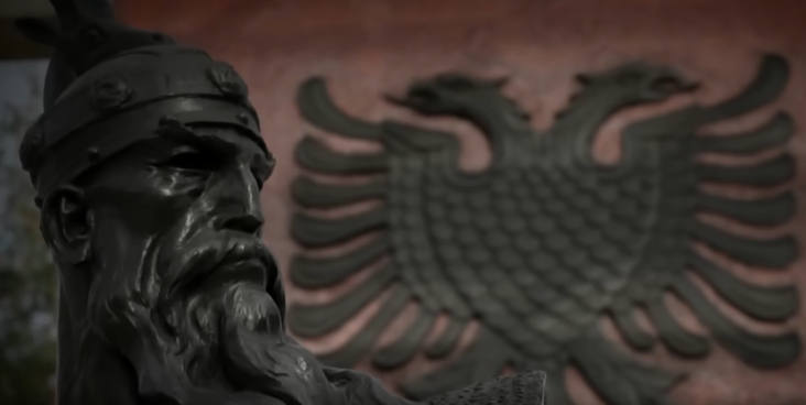 Më 6 maj, sheshi ‘Skënderbeu’ në festë për 620 vjetorin e lindjes së heroit kombëtar Gjergj Kastrioti-Skënderbeu