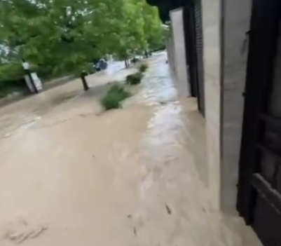 Reshjet e shiut në Pejë, për pak sa nuk u kthye në tragjedi, ujit të dendur i shpëtoi një fëmijë 3 vjeç