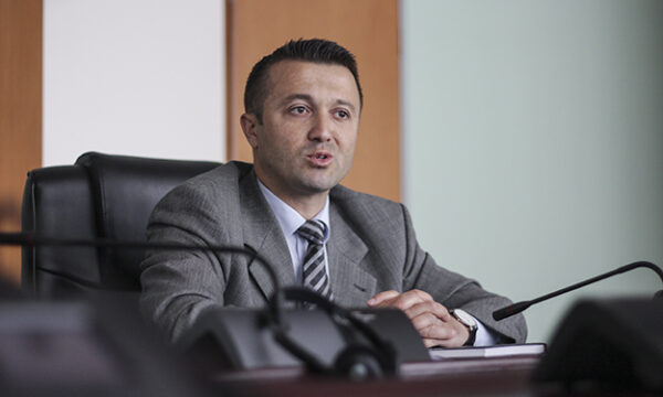Berisha godet Kurtin: Këshilli i Sigurisë duhej të thirrej kur “Lista Serbe” e zgjodhi një deputet rom në 2021-ën