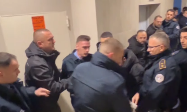 ZRRE’ja del me reagim për protestën kundër shtrenjtimit të rrymës ku u arrestuan 12 aktivistë