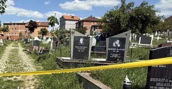 Gërmime në varrezat në Arbëri, dyshohet për një trup nga koha e luftës (Pamje)