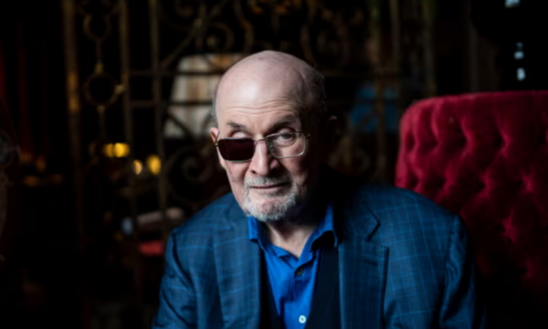 Dënohet me 25 vjet burg personi që theri me thikë shkrimtarin Salman Rushdie